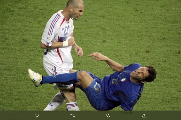 Zinedine Zidane melakukan sundulan kepada Marco Materazzi pada gelaran Piala Dunia 2006