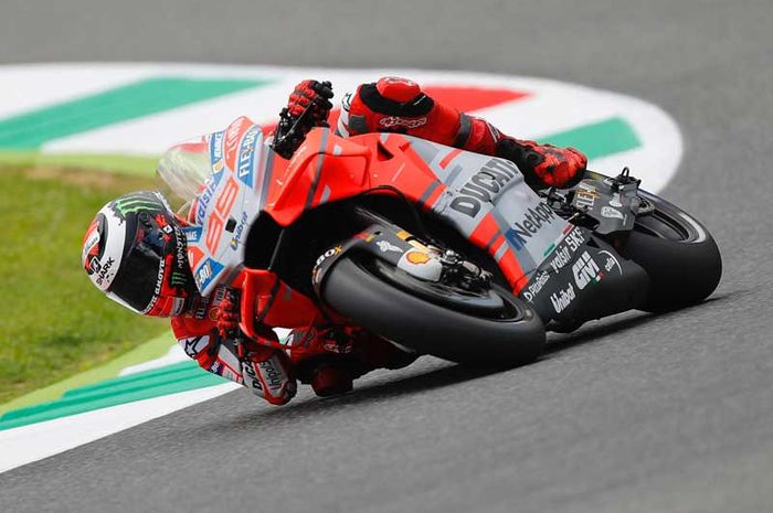 Pembalap MotoGP, Jorge Lorenzo saat menggeber motor Ducatinya.