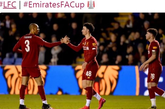 Gelandang Liverpool, Curtis Jones (tengah), merayakan gol yang dicetak ke gawang Shrewsbury Town dalam laga babak keempat Piala FA di Stadion Montgomery Waters Meadow, Minggu (26/1/2020).