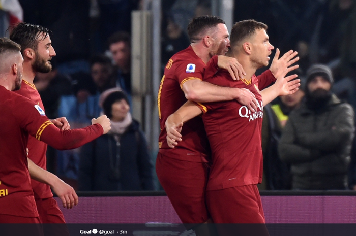 Striker AS Roma, Edin Dzeko (Kanan) sat merayakan golnya ke gawang Lazio di pertandingan pekan ke-21 Liga Italia 2019-2020, Minggu (26/1/2020).