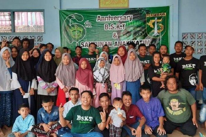 Bonek Tulungagung melalukan aksi penyantunan anak yatim, Minggu (26/1/2020)