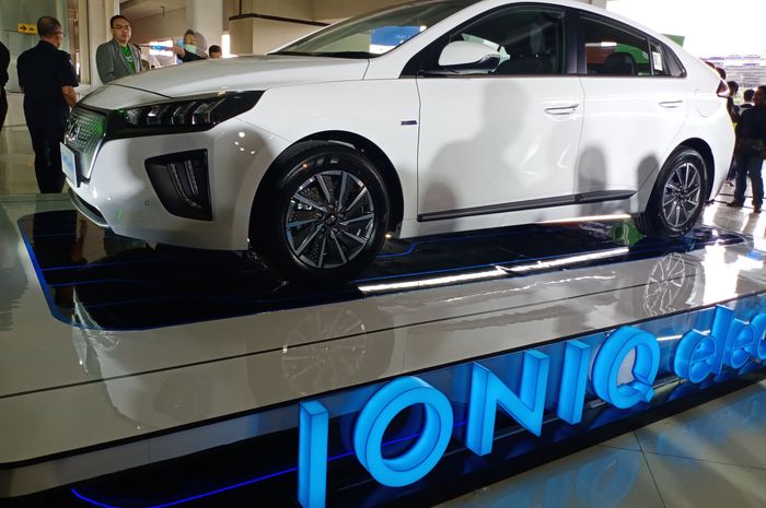 Mobil listrik Hyundai Ioniq yang dipakai untuk layanan GrabCar Elektrik.