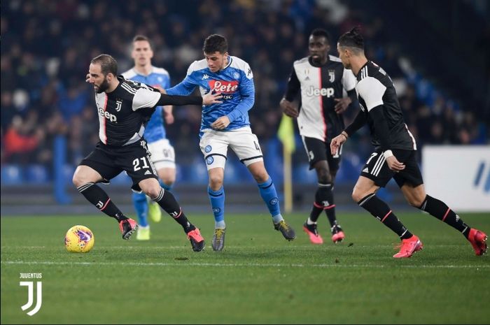 Momen Gonzalo Higuain ditarik kaosnya oleh Diego Demme pada pertandingan Napoli kontra Juventus di Stadion San Paolo, Minggu (26/1/2020).