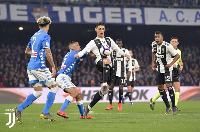 Megabintang Juventus, Cristiano Ronaldo, mengontrol bola dalam laga melawan Napoli.
