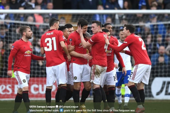 Para pemain Manchester United merayakan gol Harry Maguire yang dicetak ke gawang Tranmere Rovers pada babak keempat Piala FA, Minggu (26/1/2020).