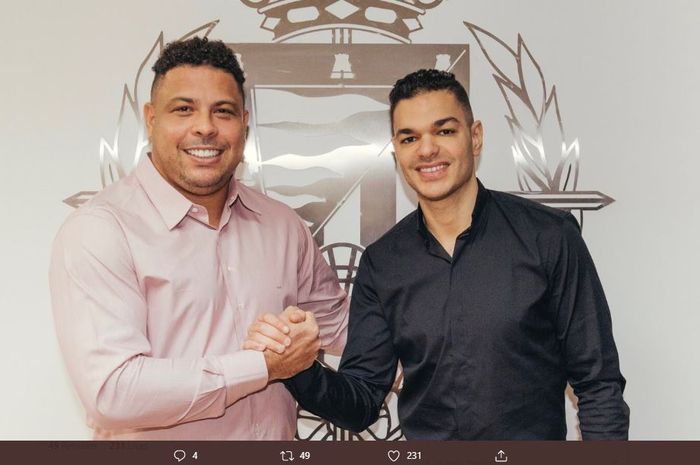 Pemilik Real Valladolid, Ronaldo Nazario, berpose bersama Hatem Ben Arfa yang mereka datangkan dengan status pinjaman.