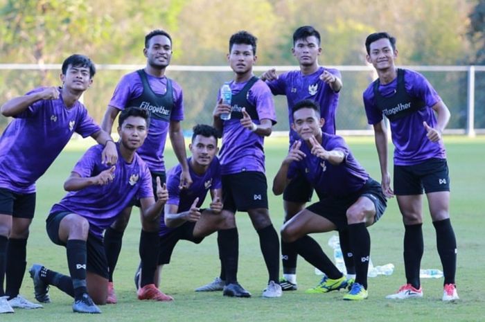 Timnas U-19 Indonesia saat menjalani latihan di Alpine Football Camp Training, Chiang Mai, Thailand, Selasa (28/1).