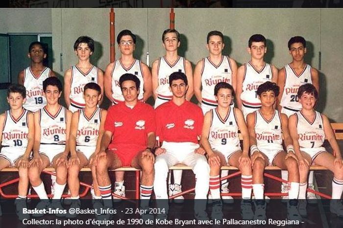 Kobe Bryant (kiri atas) saat menjadi bagian tim basket junior Pallacanestro Reggiana, 1990.