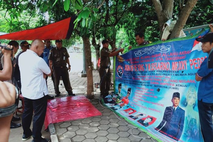 Spanduk King of The King di Kota Tangerang ditertibkan Polisi dan Satpol PP, Senin (27/1/2020)