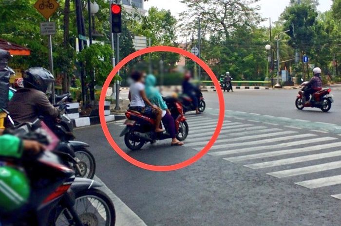 Tije-sp: Kamera Lampu Merah