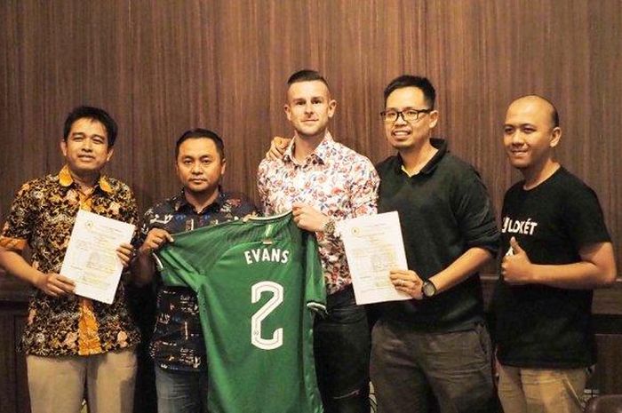 Aaron Evans (tengah), saat diperkenalkan sebagai pemain baru PSS Sleman pada Selasa (28/1/2020).