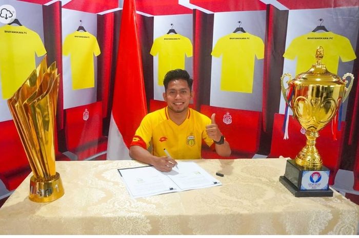 Andik Vermansah membubuhkan tanda tangan kontrak dengan Bhayangkara FC, Selasa (29/1/2020).