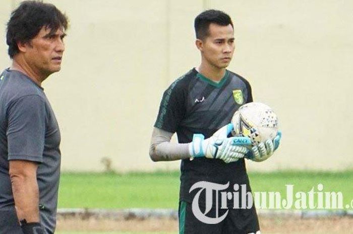 Pelatih Kiper Persebaya Surabaya, Benny van Breukelen, dan kiper Persebaya Surabaya, Angga Saputra, saat latihan di Lapangan Jenggolo Sidoarjo, Jawa Timur, Selasa (28/1/2020).