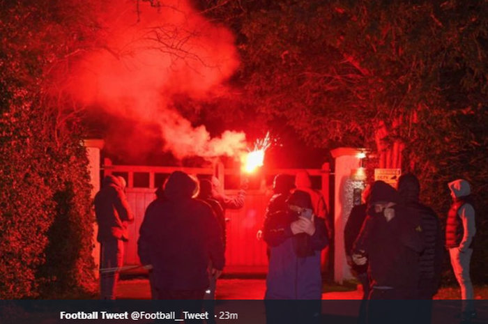 Penampakan rumah wakil presiden klub Manchester United, Ed Wodward pasca diserang oleh sekelompok pendukung The Red Devils menggungakan kembang api.