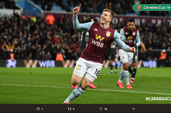 Pemain Aston Villa, Matt TArgett melakukan selebrasi setelah mencetak gol ke gawang Leicester City di pertandingan leg kedua babak semi final Piala Liga Inggris, Selasa (28/1/2020).