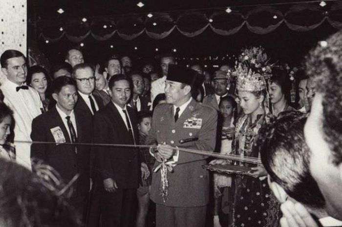 Presiden RI Soekarno menggunting pita pembukaan Hotel Indonesia (5/8/1962).