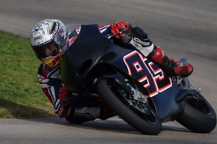 Marc Marquez kembali mengendarai motor sejak operasi bahu kanan yang dilakukannya pada November 2019.