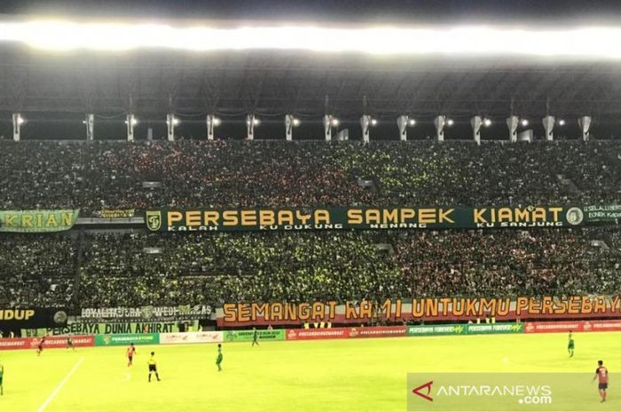 Sejumlah spanduk yang dibentangkan suporter saat menyaksikan pertandingan uji coba Persebaya melawan Persis Solo di Stadion Gelora Bung Tomo Surabaya beberapa waktu lalu.