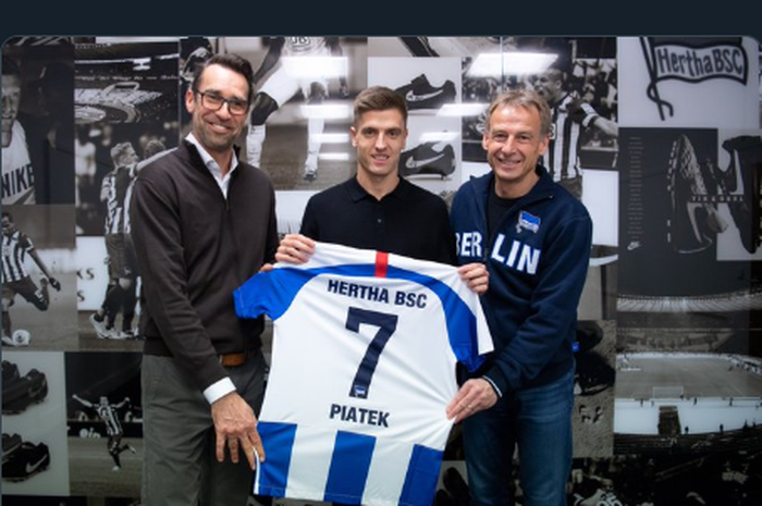 Krzysztof Piatek saat diperkenalkan sebagai pemain baru Hertha berlin.