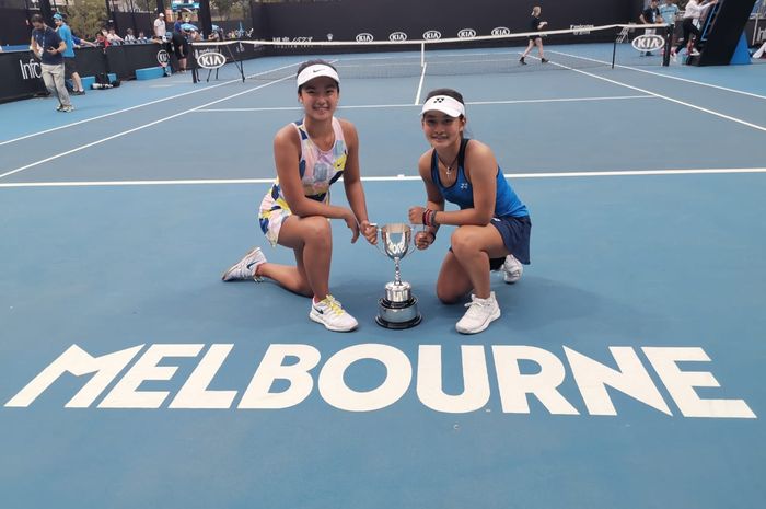 Petenis ganda putri, Priska Madelyn Nugroho (kanan)/ Alexandra Eala (Filipina) berpose seusai memastikan titel juara Australian Open Junior 2020 pada final yang berlangsung di lapangan 13 Melbourne Park, Australia, Jumat (31/1/2020).