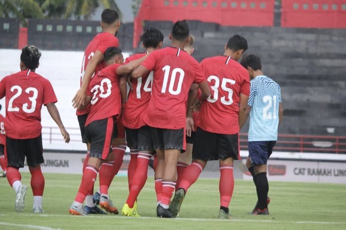 Para pemain Bali United merayakan gol yang dicetak Fadil Sausu ke gawang Persela Lamongan pada laga uji coba di Stadion Kapten I Wayan Dipta, Bali, 1 Februari 2020.