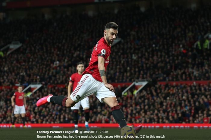 Aksi Bruno Fernandes ketika mencoba mengambil tendangan bebas pada pertandingan melawan Wolverhampton Wanderers di Stadion Old Trafford, Sabtu (1/2/2020).