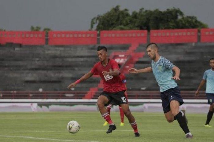 Suasana pertandingan Bali United kontra Persela Lamongan di Stadion Kapten I Wayan Dipta, Gianyar, Sabtu (1/2/2020).