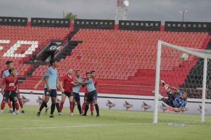Proses gol Fadil Sausu dalam laga uji coba antara Bali United dan Persela Lamongan di Stadion Kapten I Wayan Dipta, Gianyar, Sabtu (1/2/2020).