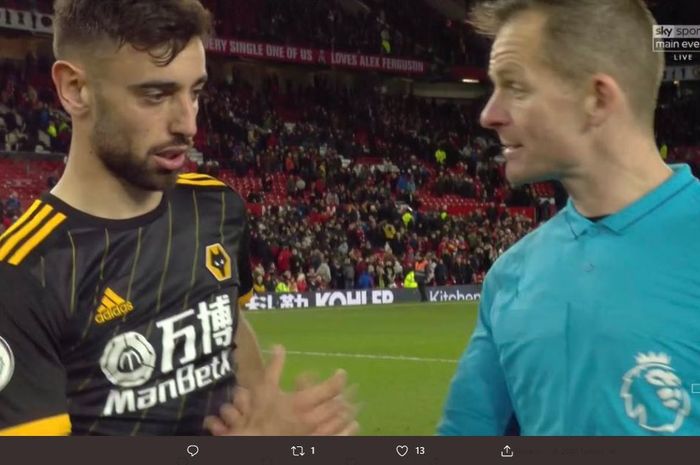 Bruno Fernandes, bertukar baju dengan rekannya di timnas Portugal, Podence, usai laga Man United vs Wolves yang berakhir imbang (2/2/2020).