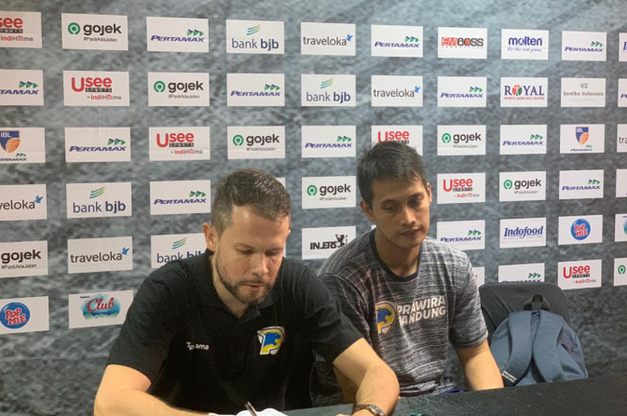 Pelatih Prawira Bandung, Giedrius Zibenas (kiri), berbicara kepada awak media selepas pertandingan melawan Satria Muda Pertamina Jakarta dalam seri III Indonesia Basketball League (IBL) 2020 di Mahaka Square, Jakarta, Sabtu (1/2/2020). 