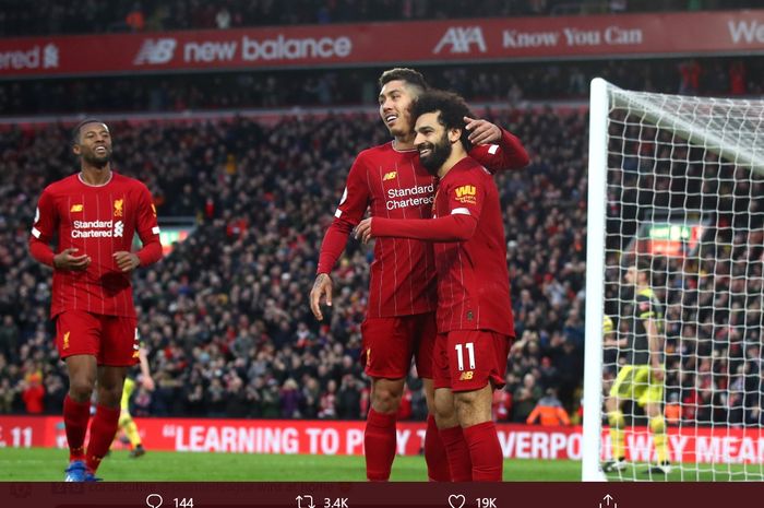 Roberto Firmino dan Mohamed Salah merayakan gol dalam laga Liverpool kontra Southampton pada pekan ke-25 Premier League, Sabtu (1/2/2020), di Anfield.