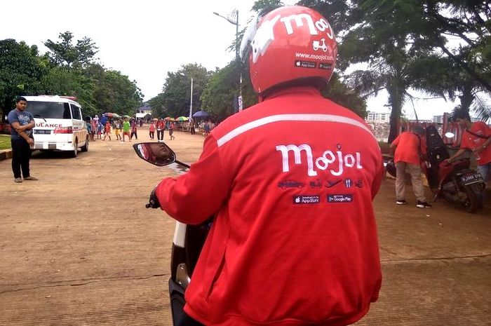 Salah satu driver MOOJOL menaiki sepeda motornya di Jakarta, Minggu (2/2/2020).