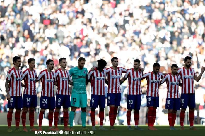 Pemain Atletico Madrid ikut mengheningkan cipta untuk legenda basket Kobe Bryant, jelang kick-off duel di markas Real Madrid, Santiago Bernabeu, 1 Februari 2020.