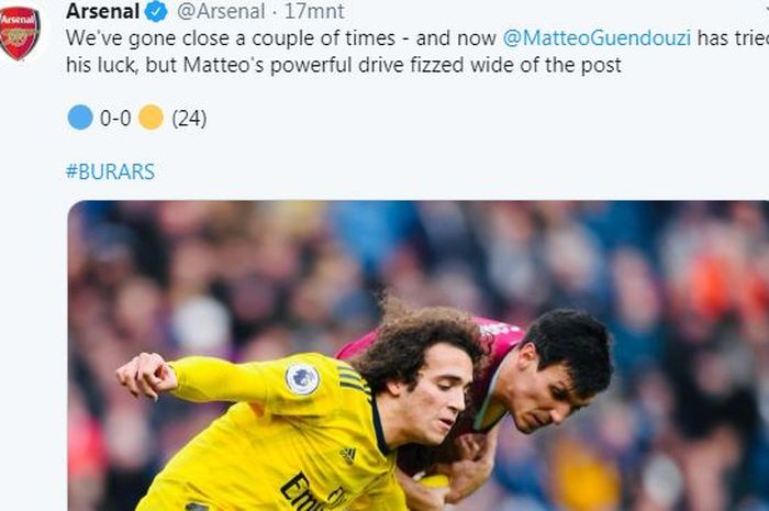 Gelandang Arsenal, Matteo Guendouzi, berusaha mempertahankan bola dari pemain Burnley pada laga Liga Inggris pekan ke-25, Ahad (2/2/2020) di Stadion Turf Moor.