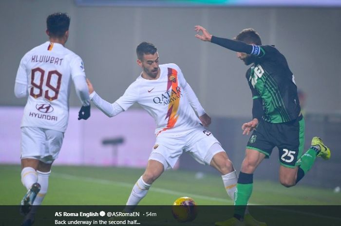 Pemain Sassuolo, Domenico Berardi mencoba melewati pemain AS Roma, Leonardo Spinazzola pada pertandingan Sabtu (1/2/2020) atau Minggu dini hari WiB.