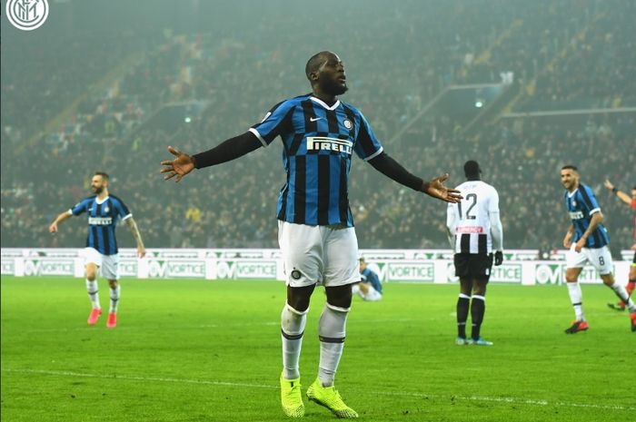 Selebrasi striker Inter Milan, Romelu Lukaku, usai menjebol gawang Udinese pada pertandingan pekan ke-25 Liga Italia, Minggu (2/2/2020).