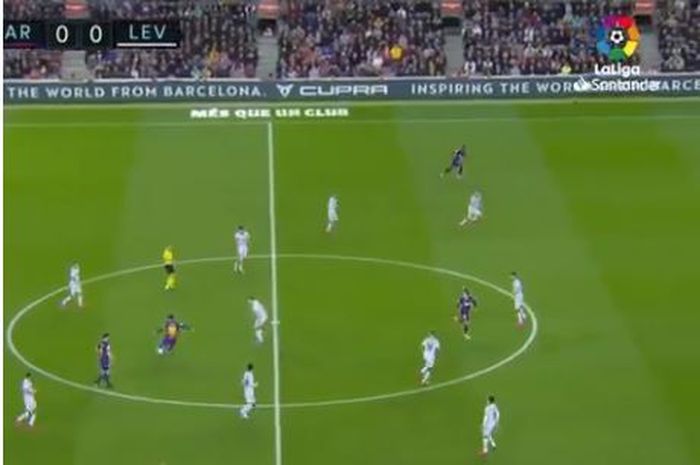 Megabintang Barcelona, Lionel Messi, melepaskan umpan dalam laga Liga Spanyol melawan Levante di Stadion Camp Nou, Minggu (2/2/2020).
