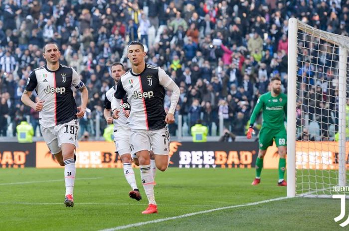 Megabintang Juventus, Cristiano Ronaldo, merayakan gol yang dicetak ke gawang Fiorentina dalam laga Liga Italia di Stadion Allianz, Minggu (2/2/2020).