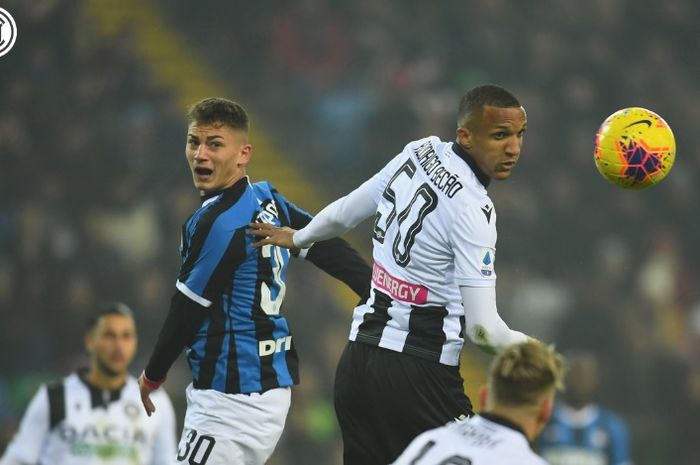 Penyerang Inter Milan, Sebastiano Esposito, terlibat perebutan bola dengan pemain Udinese, Rodrigo Becao pada pertandingan Liga Italia pekan ke-22, Minggu (2/2/2020).