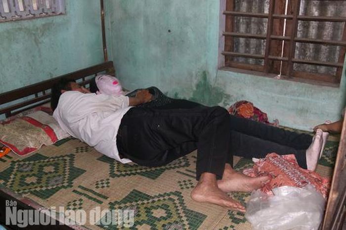 Gambar Van tidur bersama 'jasad' istrinya.