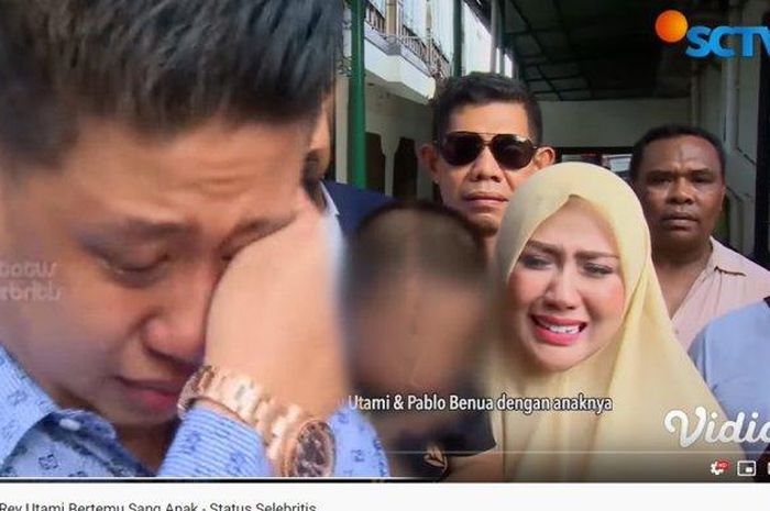 Hasil gambar untuk Tujuh Bulan Tak Bertemu, Ibu Ini Menangis Haru Saat Melihat Anaknya Jadi Kopassus