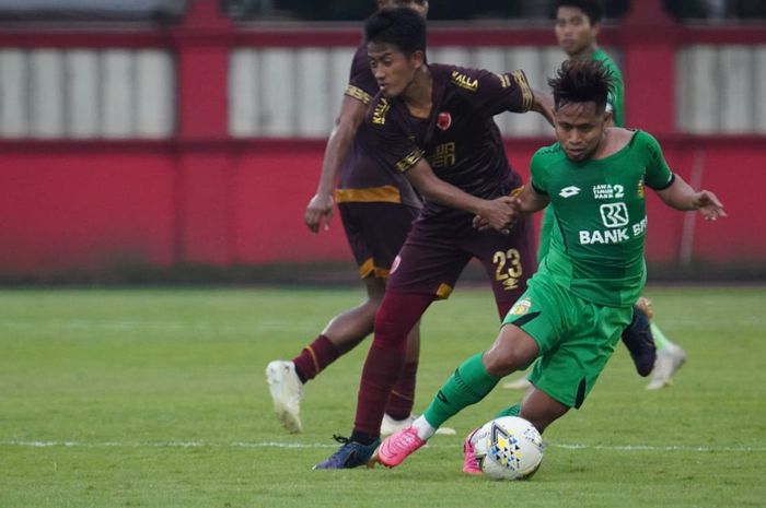 Duel Bayu Gatra dan Andik Vermansah dalam laga uji coba Bhayangkara FC kontra PSM Makassar di Stadion PTIK, Jakarta, Rabu (5/2/2020)