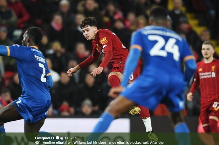 Pemain Liverpool, Neco Williams, mencoba melakukan tembakan ke arah gawang Shrewsbury Town tetapi diblok oleh bek lawan pada pertandingan ulangan babak keempat Piala FA, Selasa (4/2/2020). 