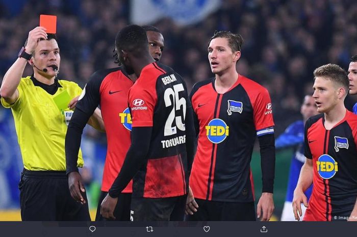 Jordan Torunarigha dikeluarkan oleh wasit pada saat Schalke berjumpa Hertha BSC pada kompetisi DFB Pokal, Rabu (5/2/2020).