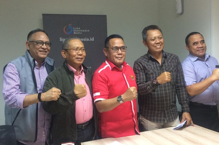 Jajaran direksi PT Liga Indonesia Baru melakukan pertemuan dengan awak media