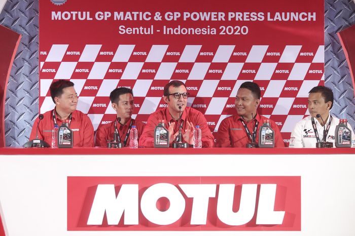 Dari kiri ke kanan Head of Sales Automotive Motul Indonesia - Johan Wijaya,  Managing Director Motul Indonesia - Carlo Savoca,  Rialdi - Training &amp; Technical Engineering Motul Indonesia dan  Marketing Manager Motul Indonesia - Pebruono dalam konferensi pers di Sirkuit Karting Sentul, Kamis (6/2/2020).