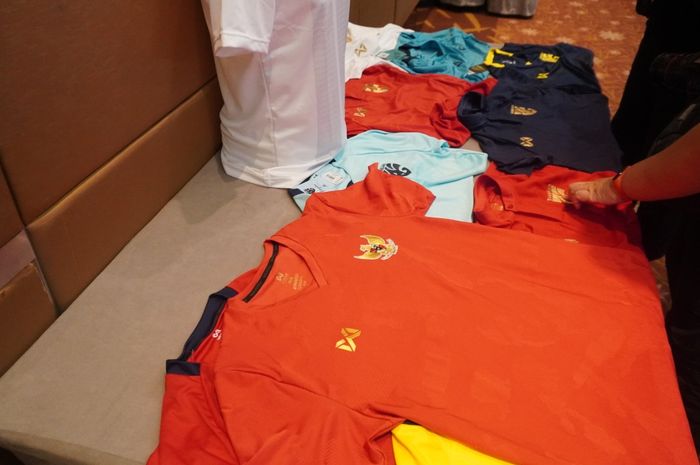 Apparel Warrix memamerkan desain jersey timnas Indonesia di Hotel Santika Premier, Slipi, Jakarta, Kamis (6/2/2020).