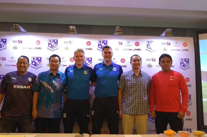 Jajaran pendiri Santini Group berfoto bersama pelatih Tranmere Rovers pada konferensi pers Transmere Rovers Go to Jakarta, Jumat (7/2/2020).