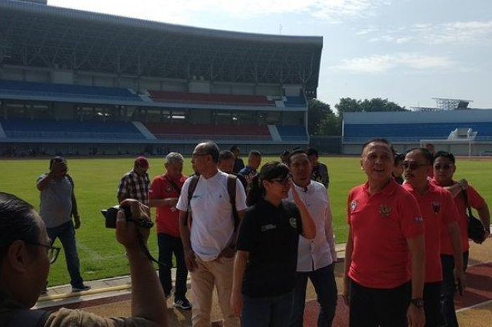 Ketua umum PSSI, Mochamad Iriawan atau Iwan Bule, saat melakukan pengecekan di Stadion Mandala Krida Yogyakarta, Sabtu (8/2/2020).