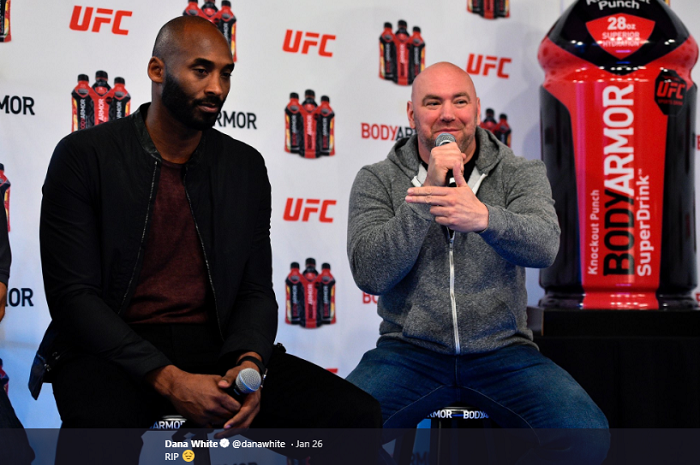 Legenda Basket, Kobe Bryant (kanan) dan Presiden UFC, Dana White (kiri). 